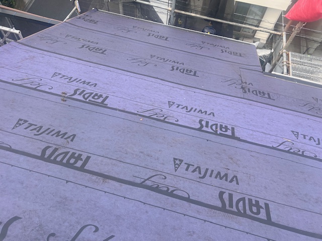 防水シートを敷く