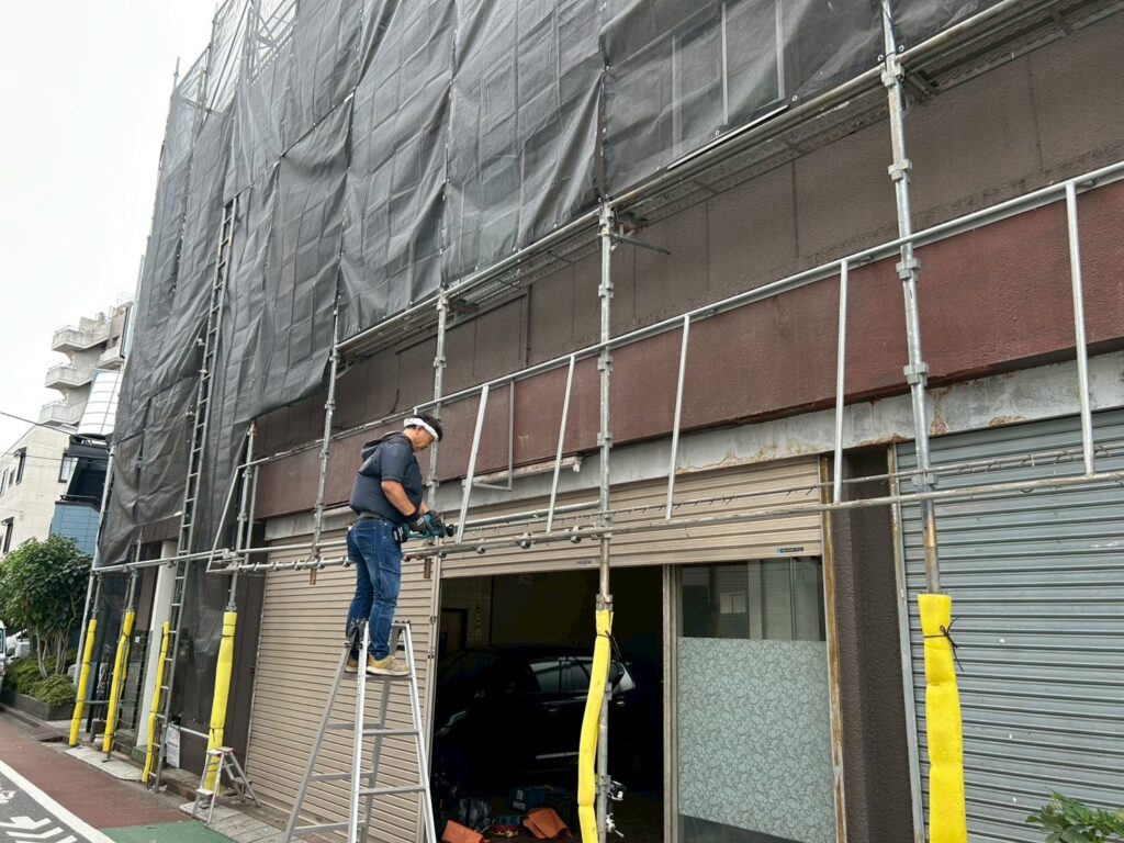 足場組み　看板撤去