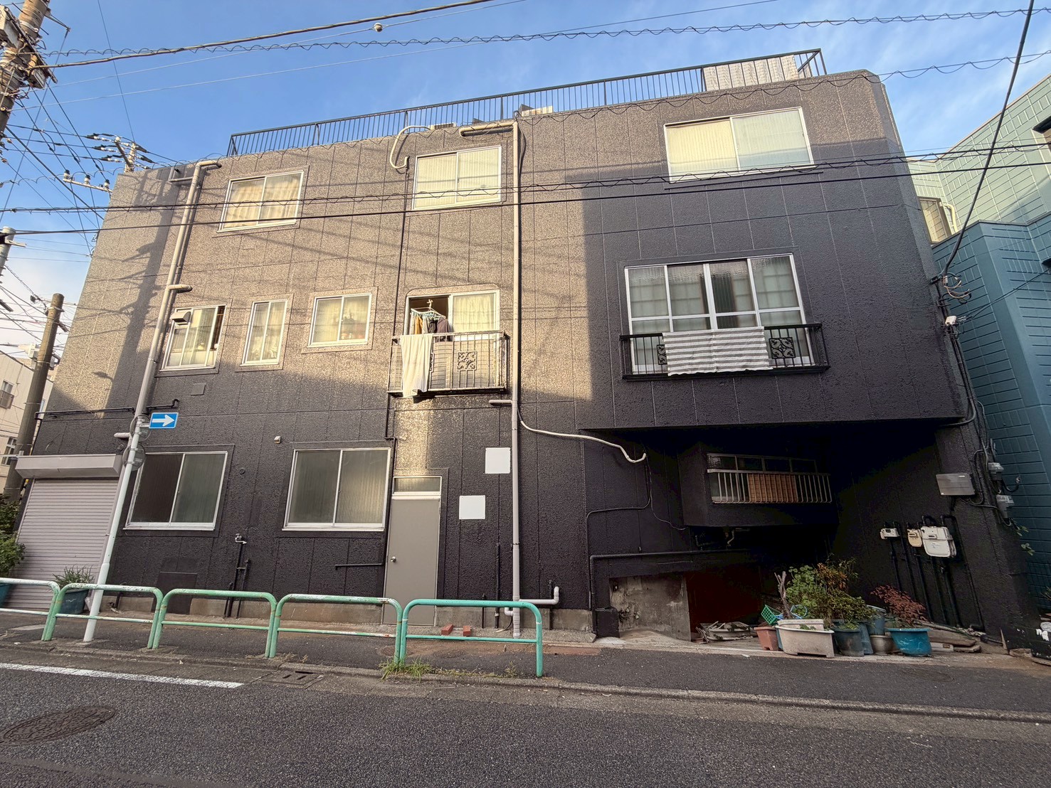 大田区新蒲田にて3階建てテナント外壁を遮熱塗料により塗装補修しました