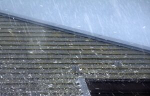 屋根に当たる雹