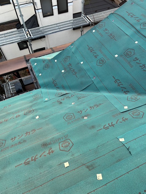 防水シートを敷く