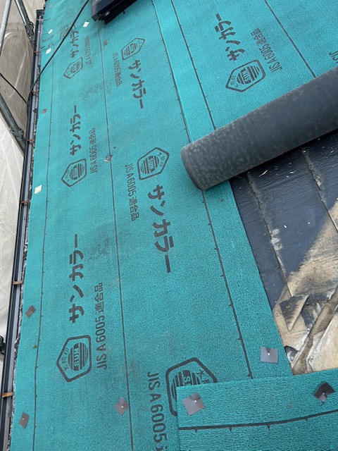 防水シートを敷く