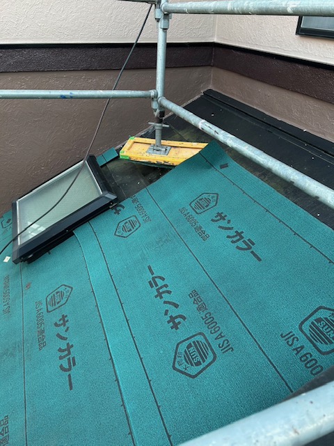 防水シートを敷く