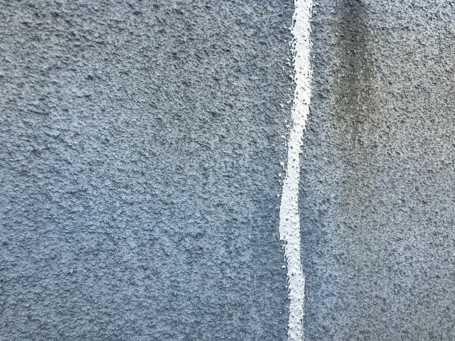 大田区にてモルタル外壁のひび割れ補修を行いました