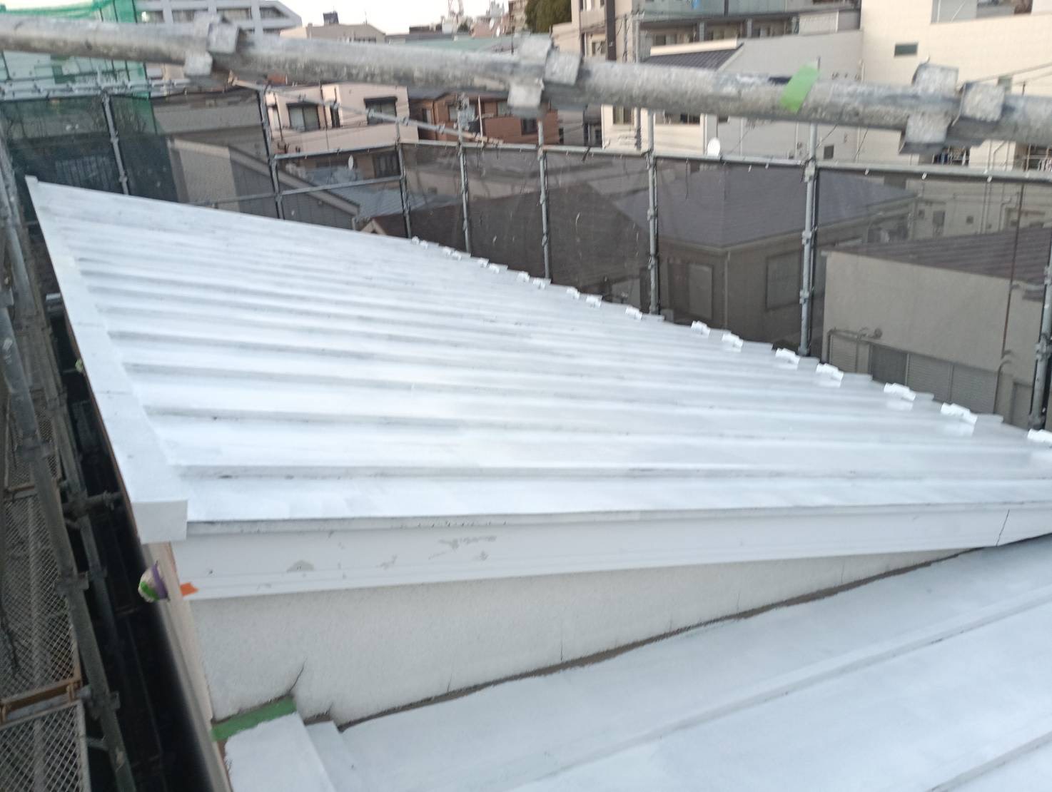 大田区東雪谷で瓦棒の金属屋根を下塗り塗装しました