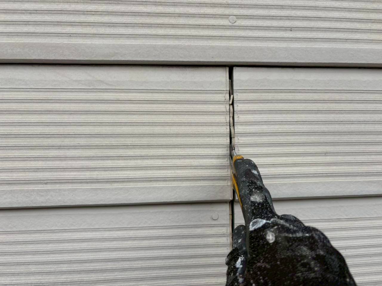 横浜市戸塚区平戸で外壁のコーキングを撤去してきました