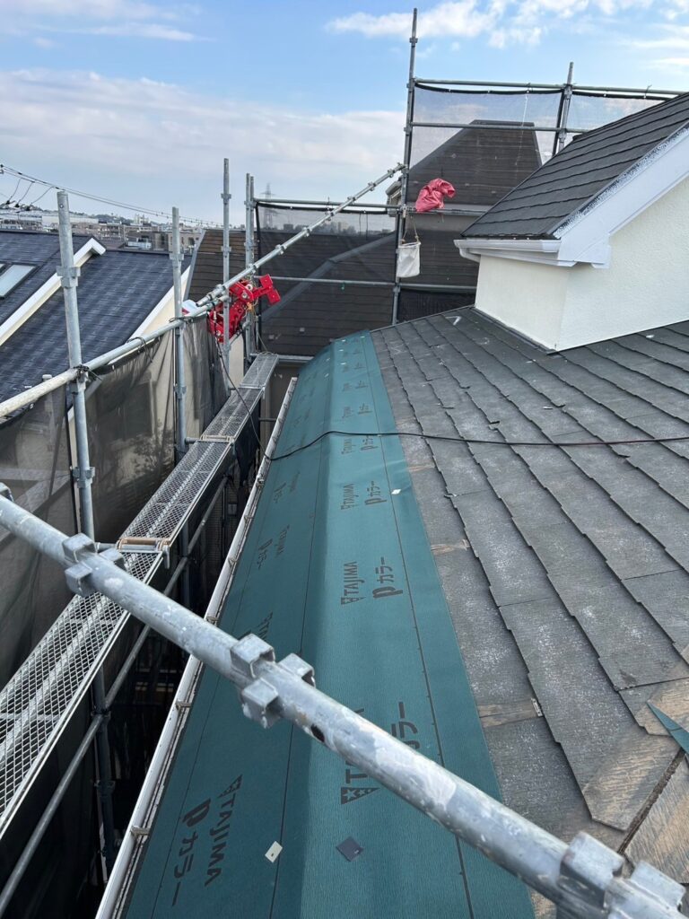 防水シートを敷く