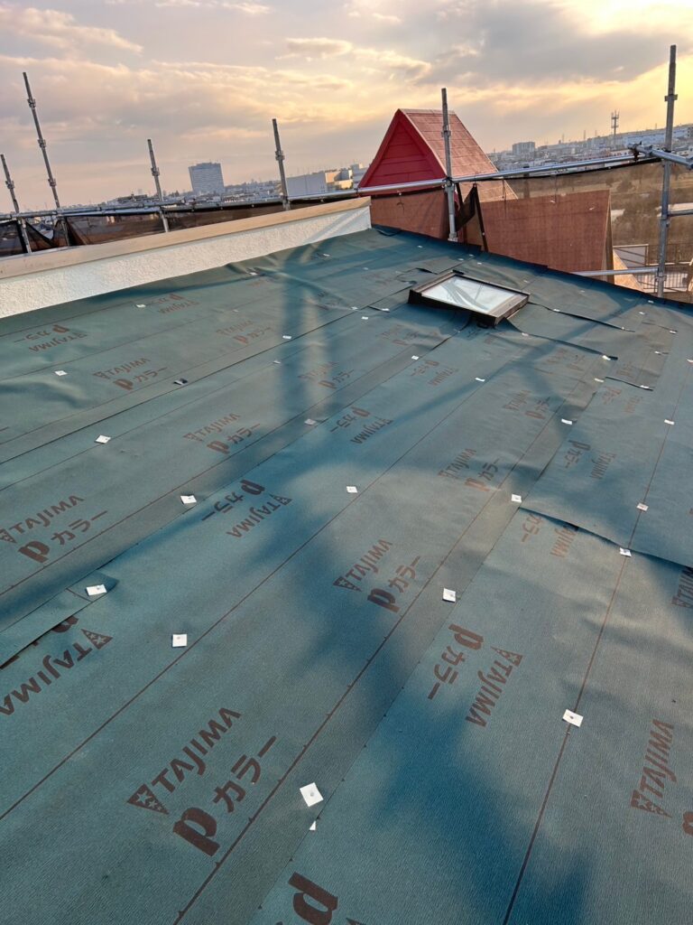 防水シートを敷く