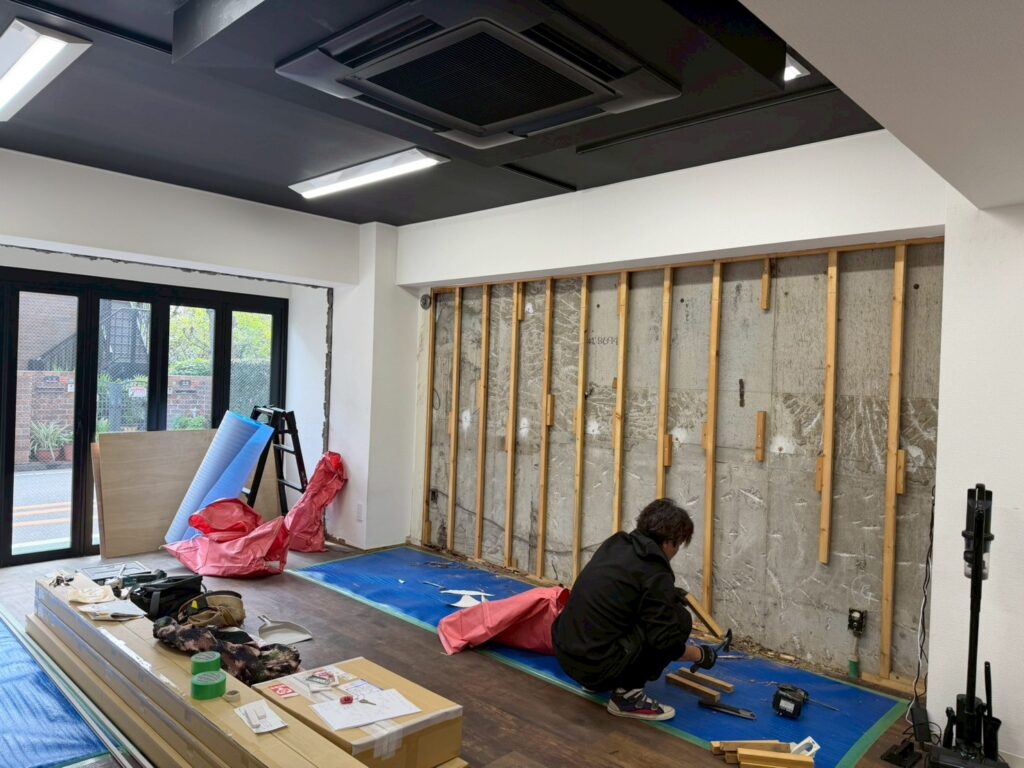 棚・関節照明造作中