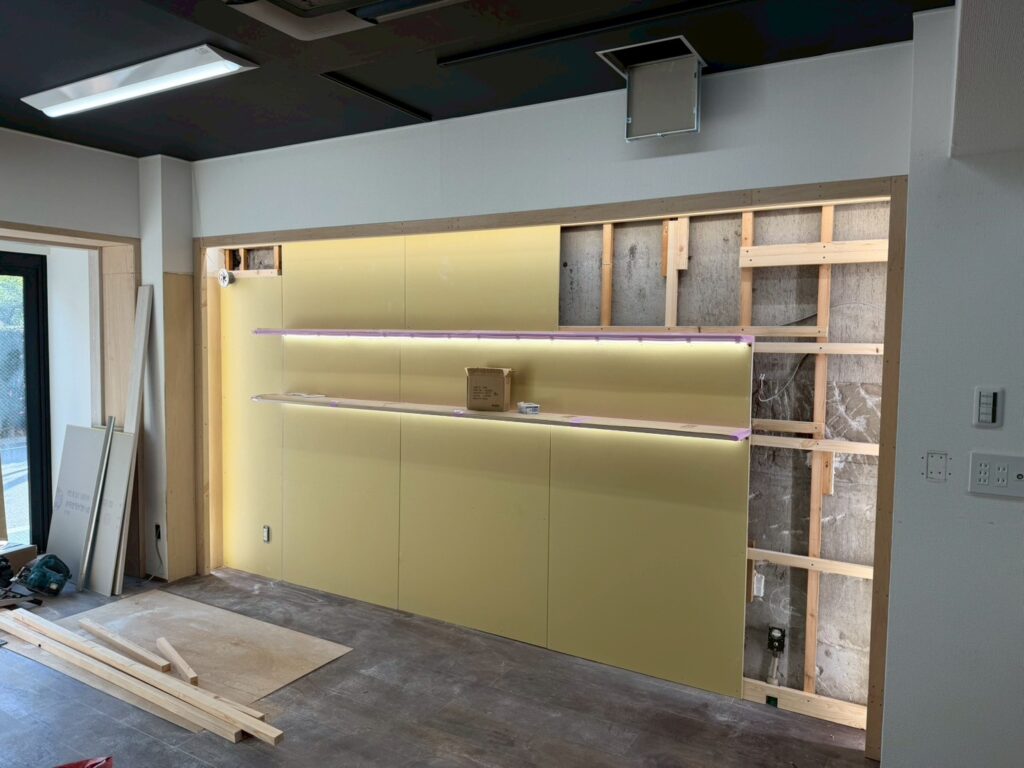 棚・関節照明造作中