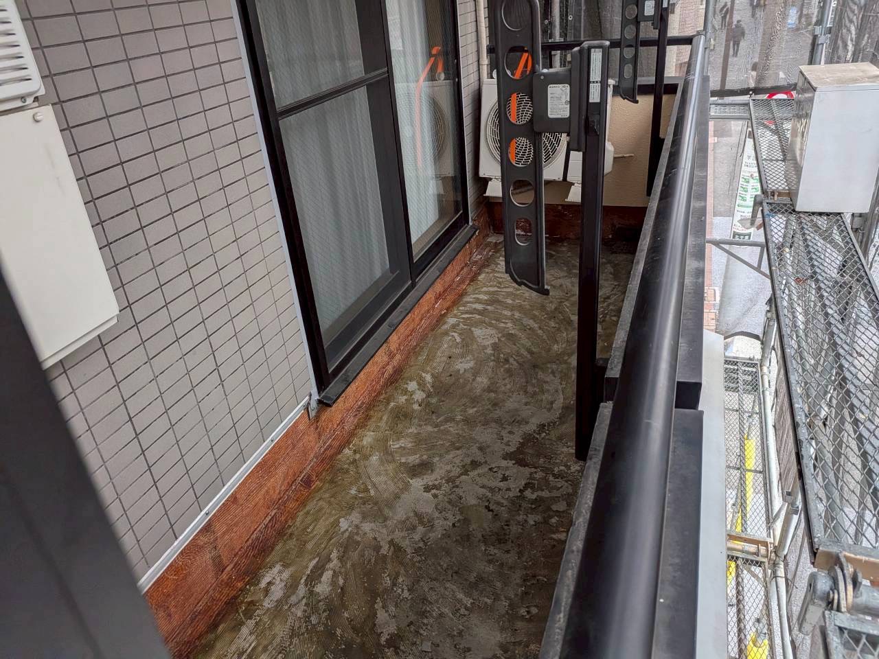 大田区にて古くなったベランダ塩ビシートの剥がしを行いました