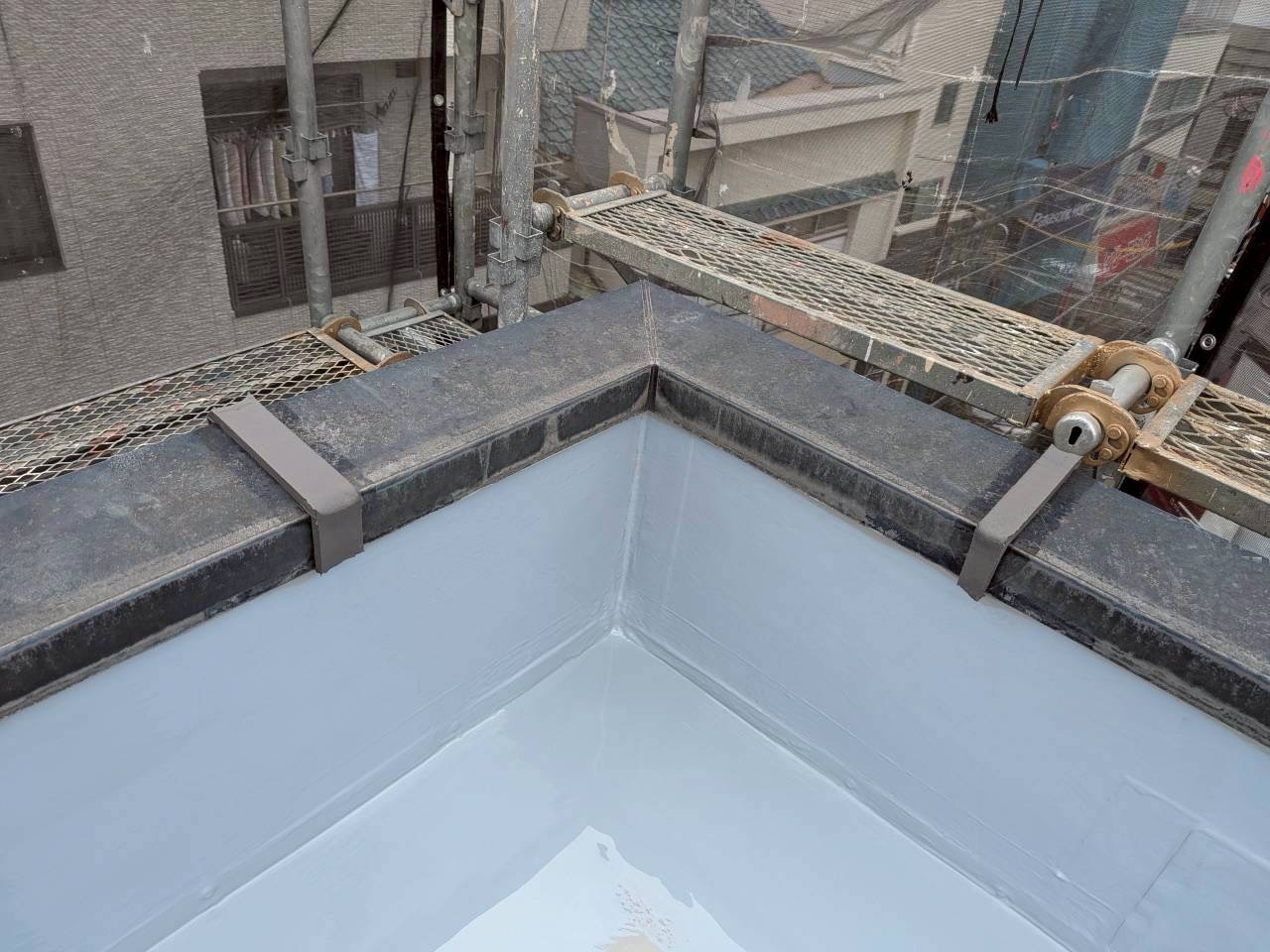 大田区にて笠木の継ぎ目をブリッジ工法でコーキング補修しました