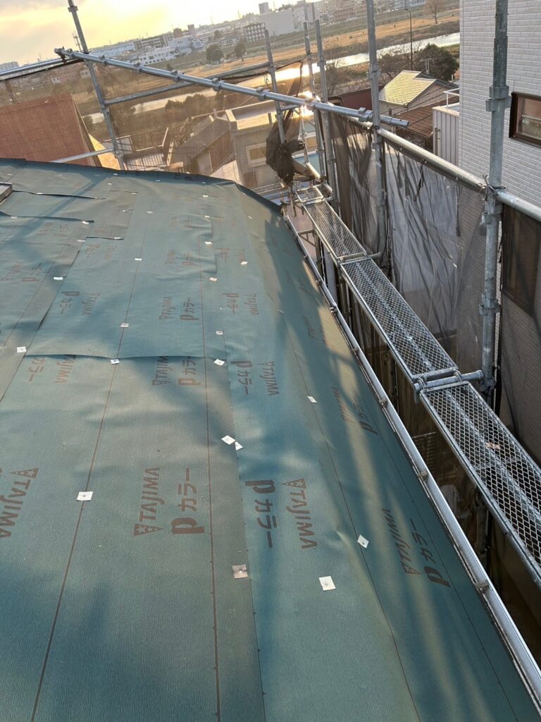 防水シートを敷く