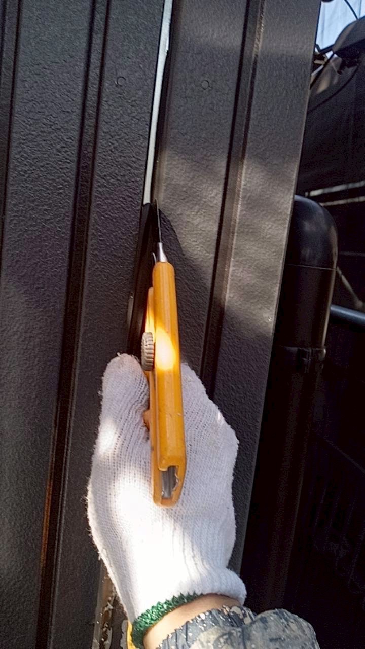 大田区仲六郷で意匠性サイディングの痛んだコーキングを撤去しました