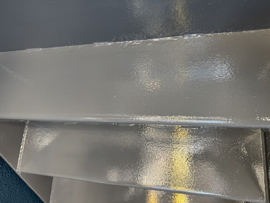 階段裏鉄部塗装