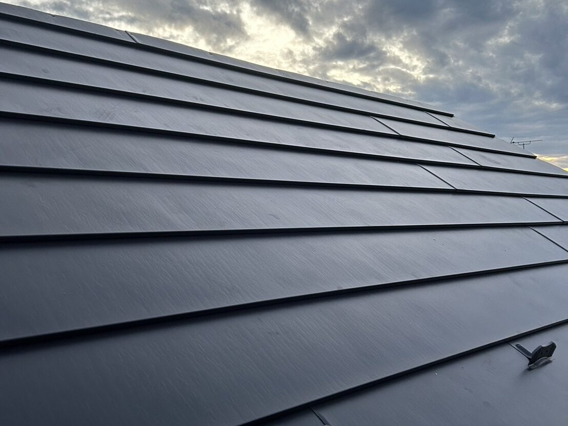 新屋根材敷設完了